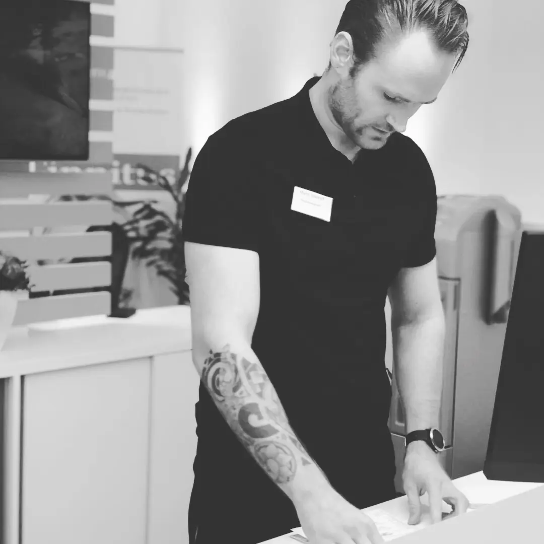 Medizinische Untersuchung der Beine in einem Physiotherapiezentrum.